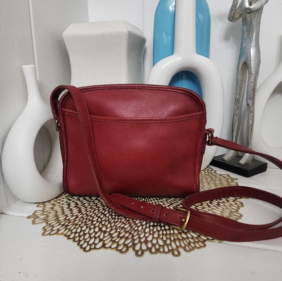Coach Handbags - Vintage COACH Metropolis Zip 9087